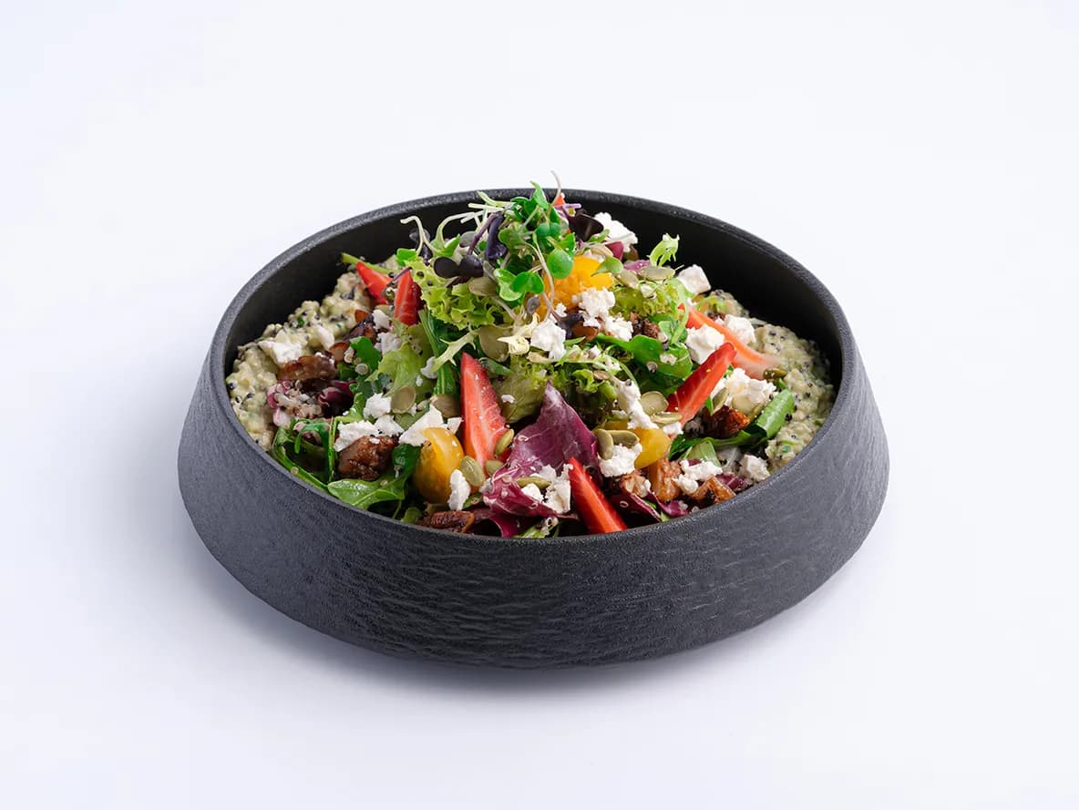 سلطة الكينوا والأفوكادو at Aram Restaurant