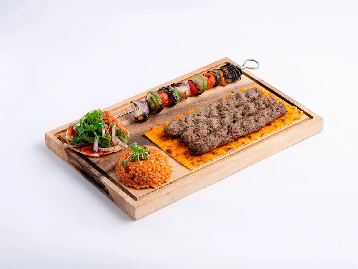 طبق كباب كلاسيكي at Aram Restaurant